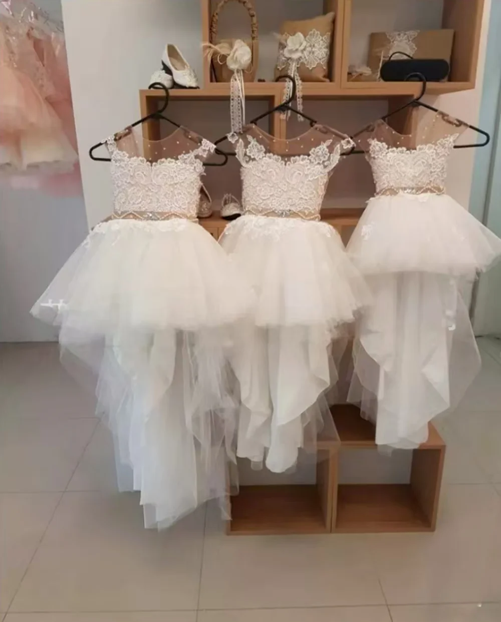 

Ivory Flower Girl Dresses With Removable Train Princess Wedding Party Gowns First Communion Baby Wears