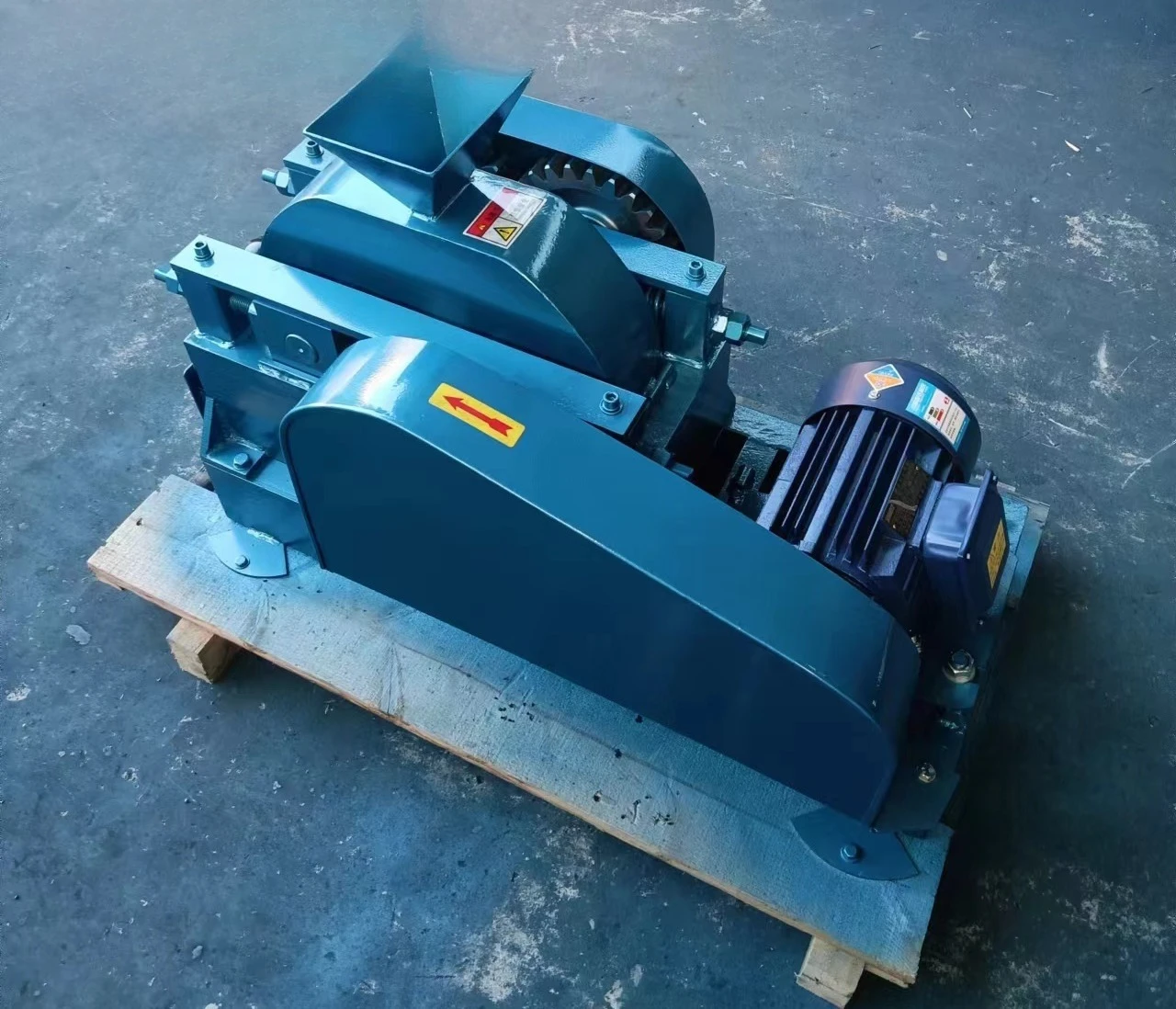 

River pebble gypsum laboratory double roll crusher