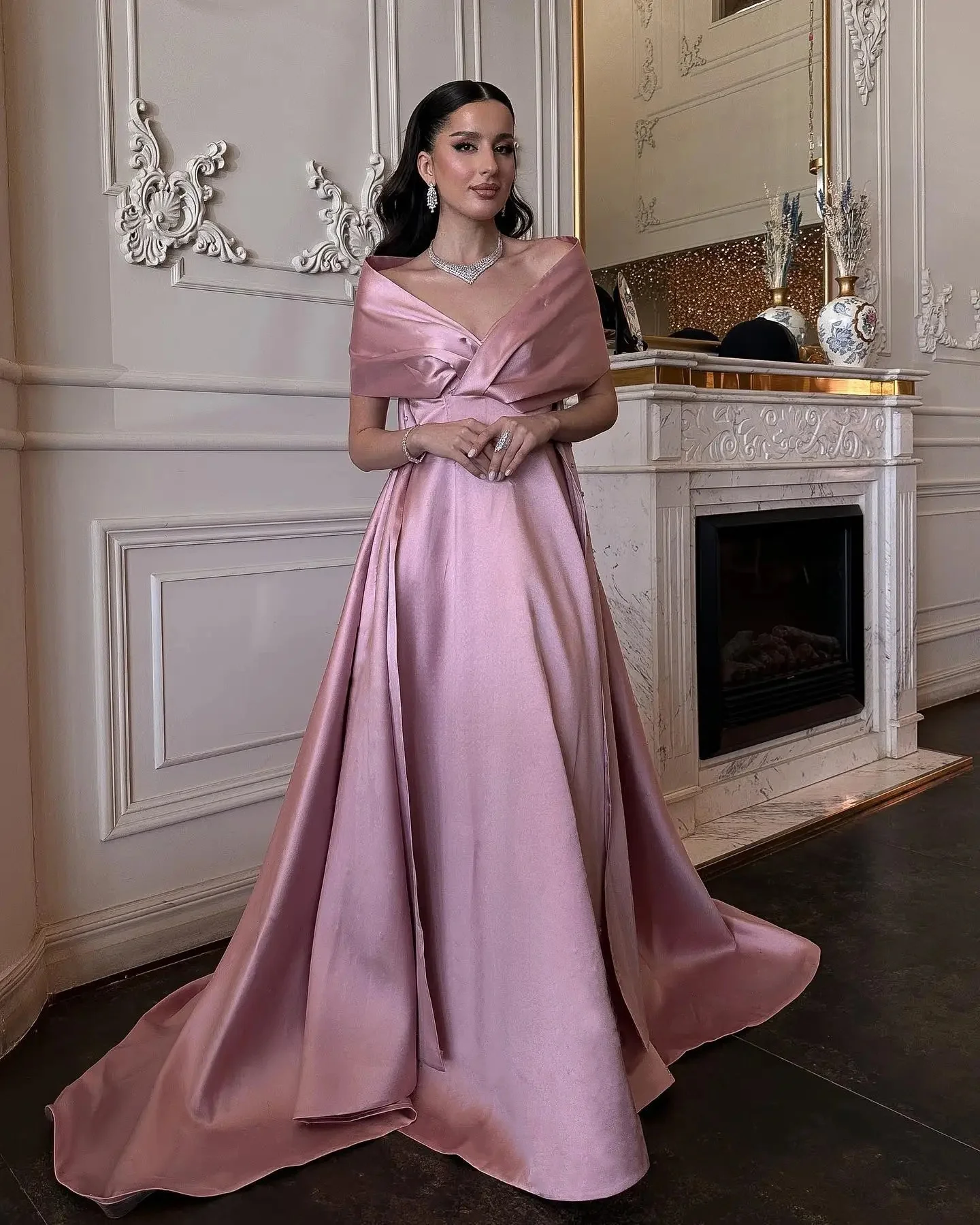 Vestidos elegantes de color rosa para celebridades, corte en A, cuello en V, hombros descubiertos, sin mangas, satén árabe de Dubái, vestidos de boda para graduación