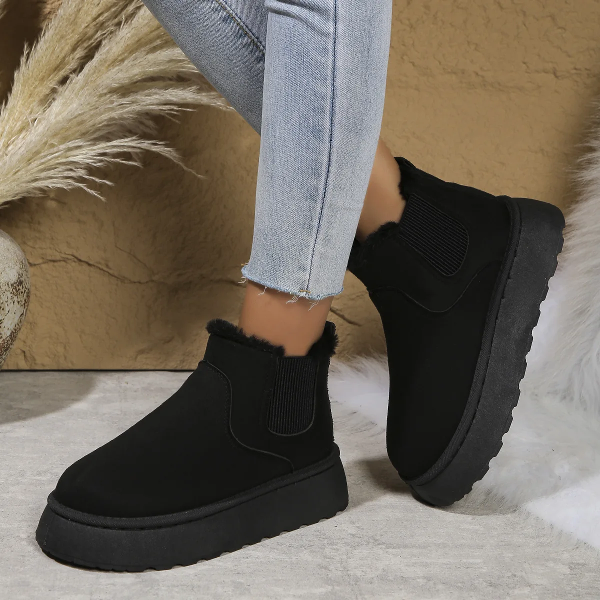 

Зимние женские зимние ботинки большого размера на толстой подошве. Толстые теплые ботильоны с бархатным нескользящим широким носком. Женские ботинки больших размеров.