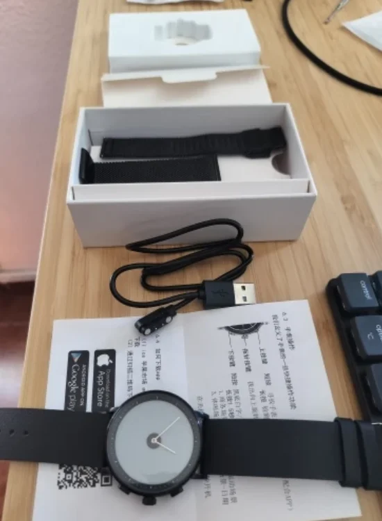 The world's first quartz movement hybrid Eink Smart Watch Band 316L Stainless Steel CPU Can connect to mobile apps