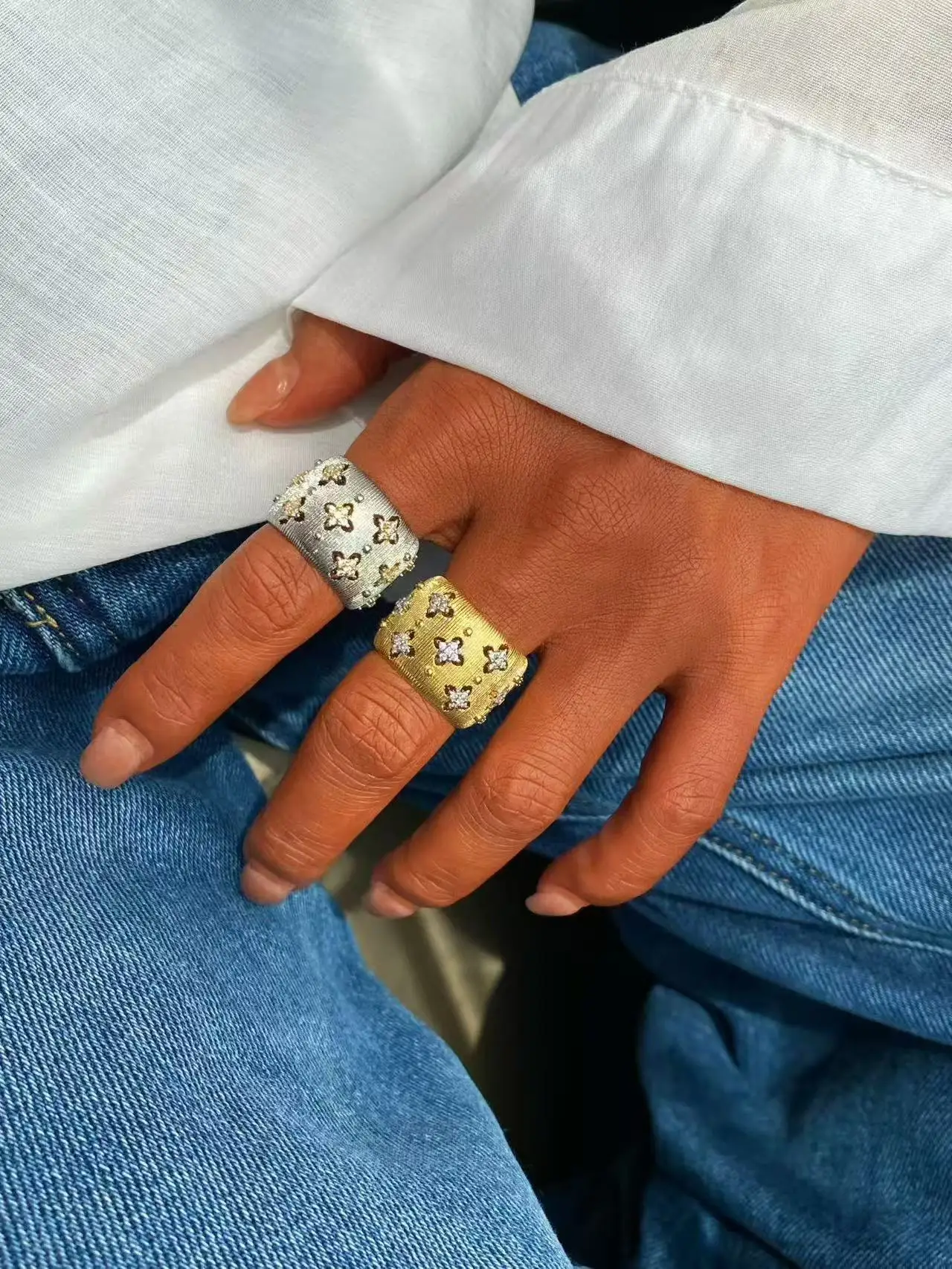 Europäischer und Amerikanischer Luxus-Stil 18K Gold Texturiertes Diamant-Besetztes Blumen-Set mit Gebürsteten Armreifen und Ringen – Detail 11
