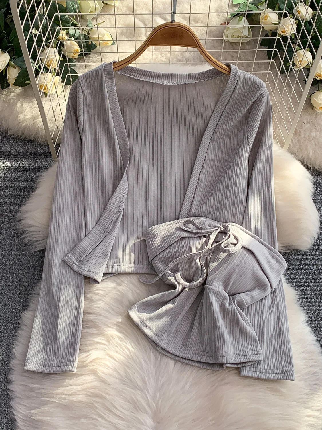 Setelan Cardigan Rajut Sutra Es + Rompi Tube Top Wanita untuk Musim Gugur, Lapisan Dasar dengan Bantalan Dada, Pakaian Kasual