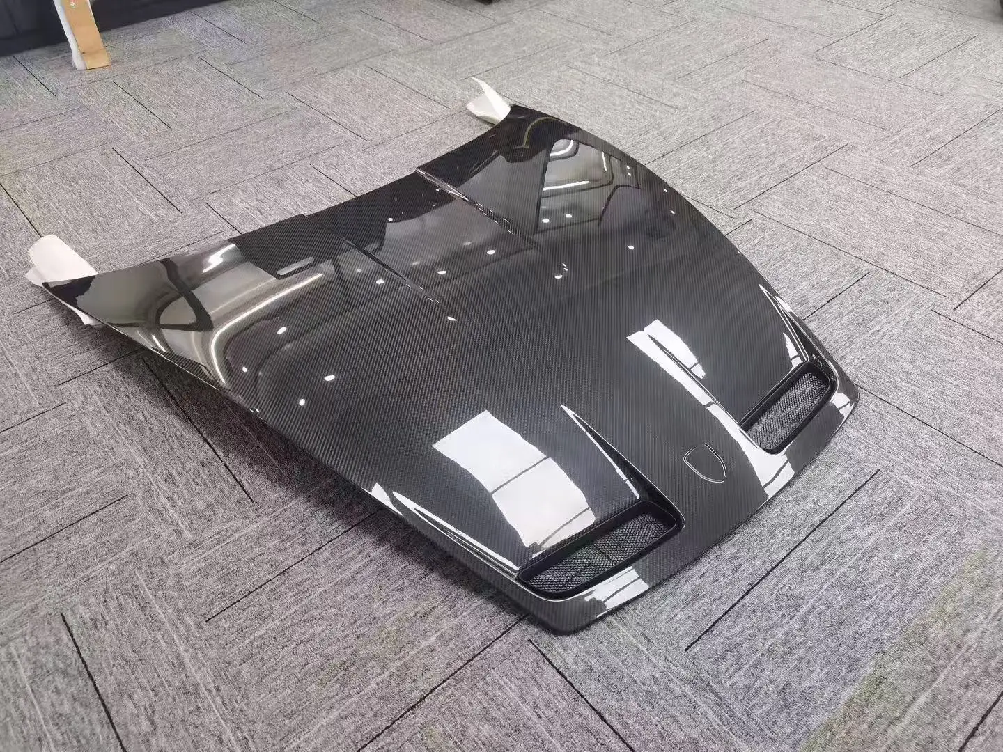 Bumper Karbon Kering Baru untuk 911 992 GT3 dengan Lubang Knalpot - Pemasangan Universal (Bolt-On) Garansi 1 Tahun (Retrofit/Upgrade)