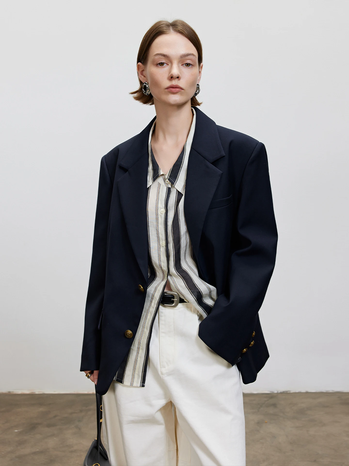 

Женский классический синий пиджак LUR 2025 весна-осень, свободный крой, из полиэстера, с длинными рукавами, на подкладке, с закругленным низом