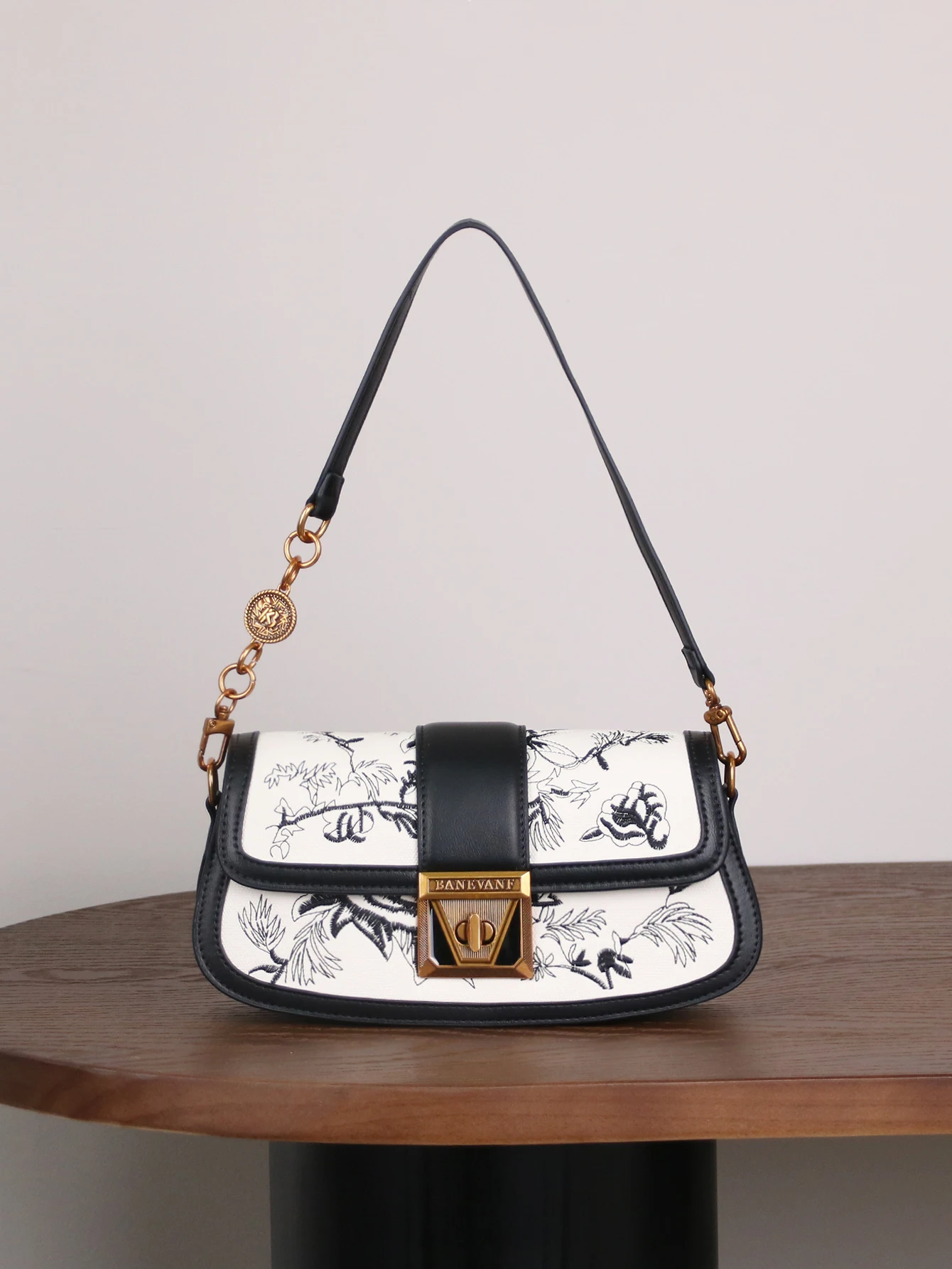 

French crowdsourcing in the autumn of 2025, the new high-grade luxury single-shoulder underarm chain bag is fashionable and exqu