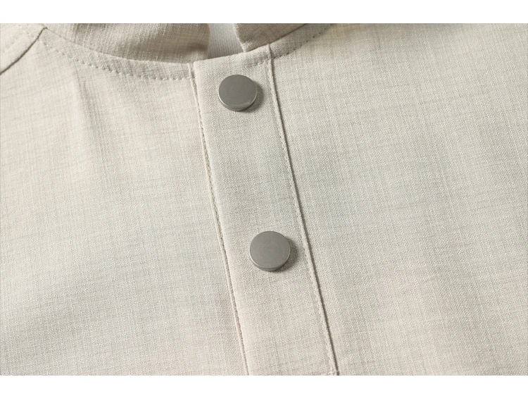Atmungsaktives Herrenhemd mit genähten Nähten, langen Ärmeln, Stehkragen, halbem Knopfverschluss, Oversize-Passform, für verschiedene Anlässe geeignet. – Detail 9