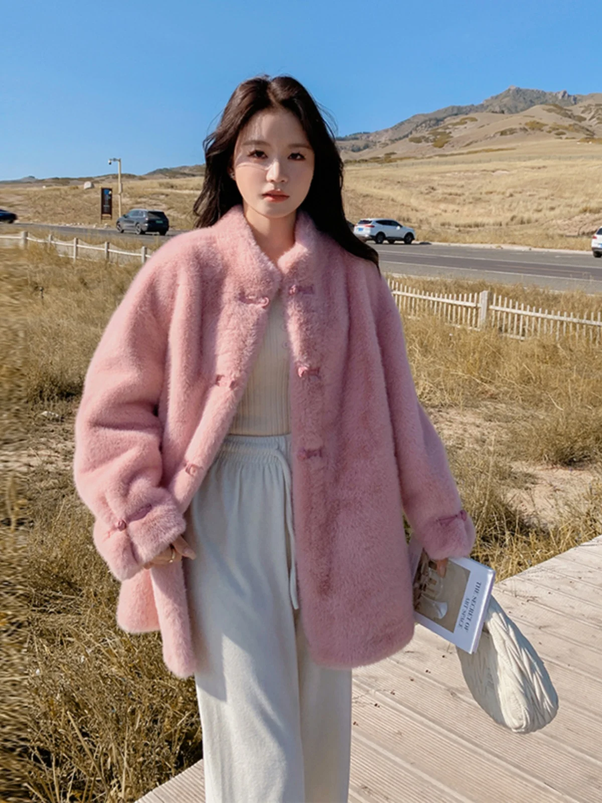 

Розовое пальто из овчины для женщин, осенне-зимнее, новое, в китайском стиле, с пуговицами, из оленьей кожи, с воротником-стойкой, длинное, с длинными рукавами