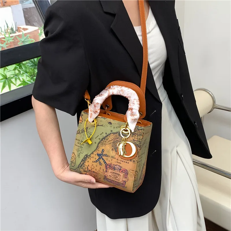 

Elegant And Trendy Chain Strap Shoulder Bag Women's Vintage Pattern Handbag Paris Fashion Design Zipper Crossbody Bag