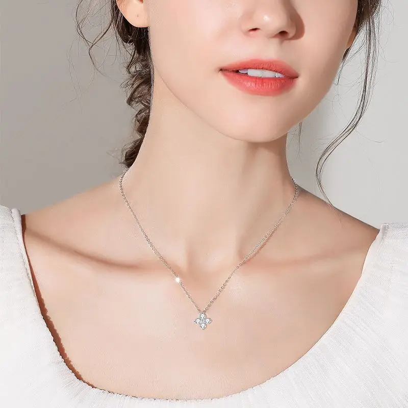 Trendy 0.4cttw Clover Moissanite Pendants Necklaces for Women 925 Sterling Silver Elegant Luxury Diamond Necklace Jewelry Gifts