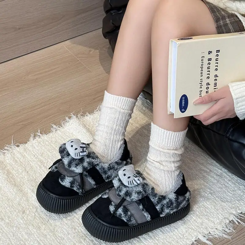 أنيمي الكرتون صورة المرأة أحذية رياضية 2025 جديد الخريف والشتاء الدافئة حذاء كاجوال مريح Kawaii الفتيات المخملية أحذية قطنية