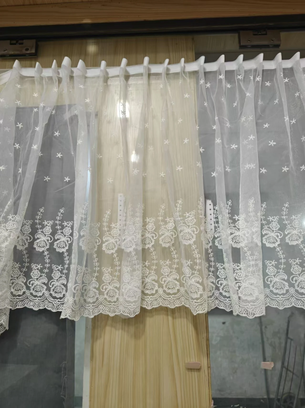 

Волшебная кружевная сетчатая занавеска, полупрозрачная самоклеящаяся занавеска с цветочным узором, дверная занавеска шкафа, не требующая штамповки