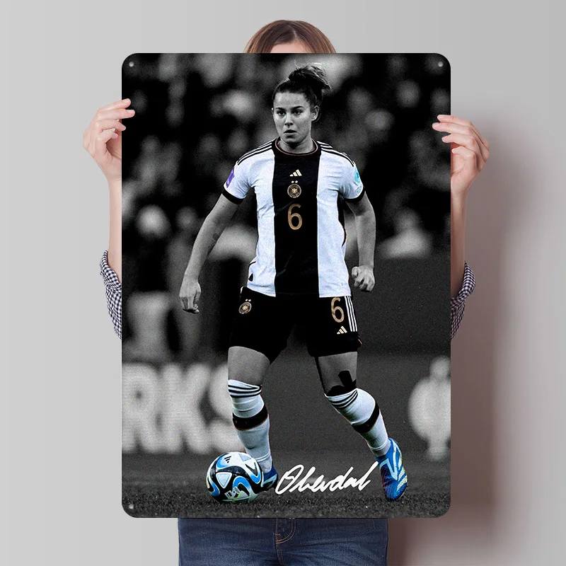 Fußballspielerin Lena Oberdorf Bedrucktes Poster Individualisierte Retro-Wandkunst Vintage Metallschilder für Bar-Accessoires Raumdekoration