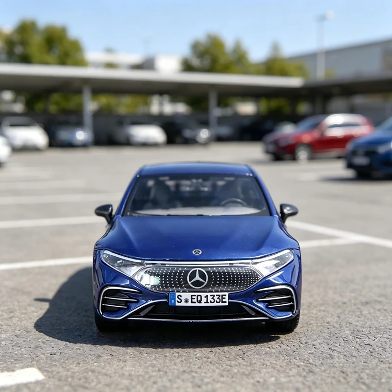 

Maisto 1:27 Simulated Mercedes Benz EQS alloy car model doors on both sides that can be opened rich details, fine workmanship