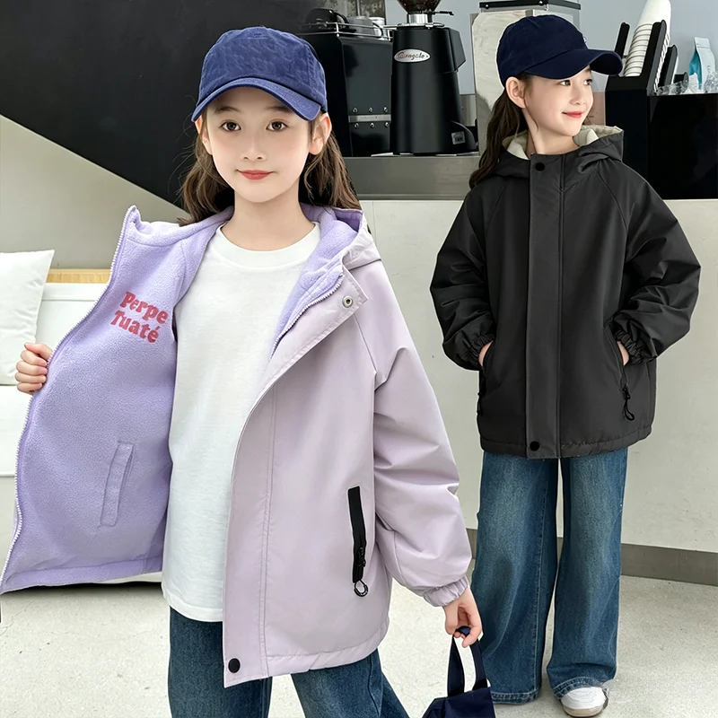 Running Gear Kids - 4～14歳向け、裏地付きのフリース素材を使用した、裏表両面使えるフード付きジャケット。秋・冬用の、防風性のあるカジュアルなスポーツアウター。ジッパー付き。