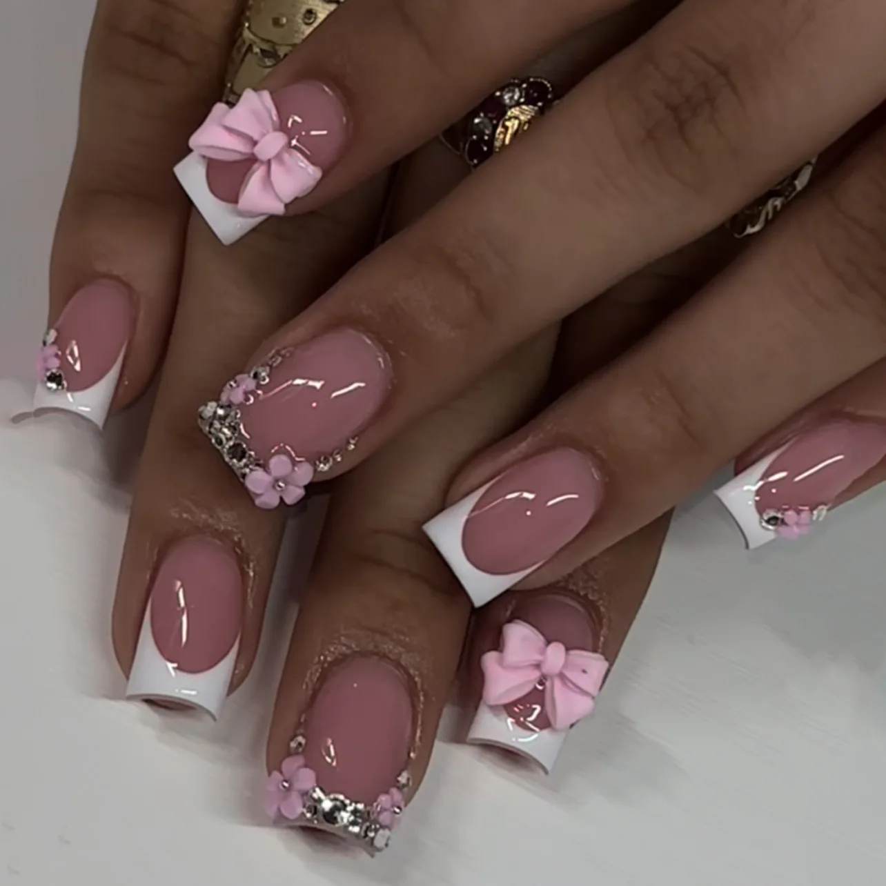 24 Stück Lange Sargförmige Künstliche Nägel mit Rosa Blumen- und Schleifendesign, Wiederverwendbare Französische Aufklebenägel, 3D Eckige Spitzen, Vollständige Abdeckung, Künstliche Nagelspitzen