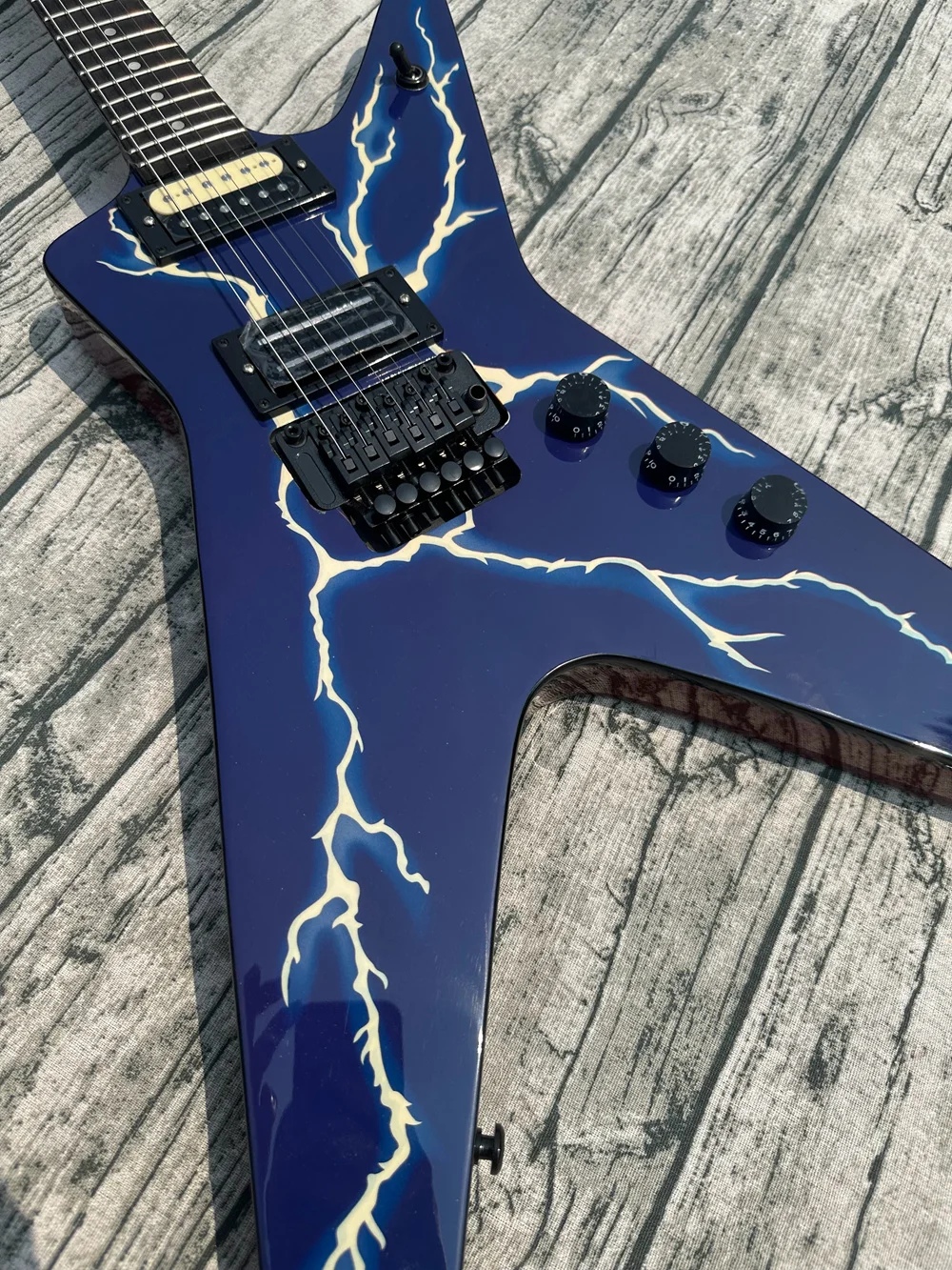 Irregular electric guitar, black double shake, imported wood and paint, green tiger pattern, bright light, in stock, fast shippi