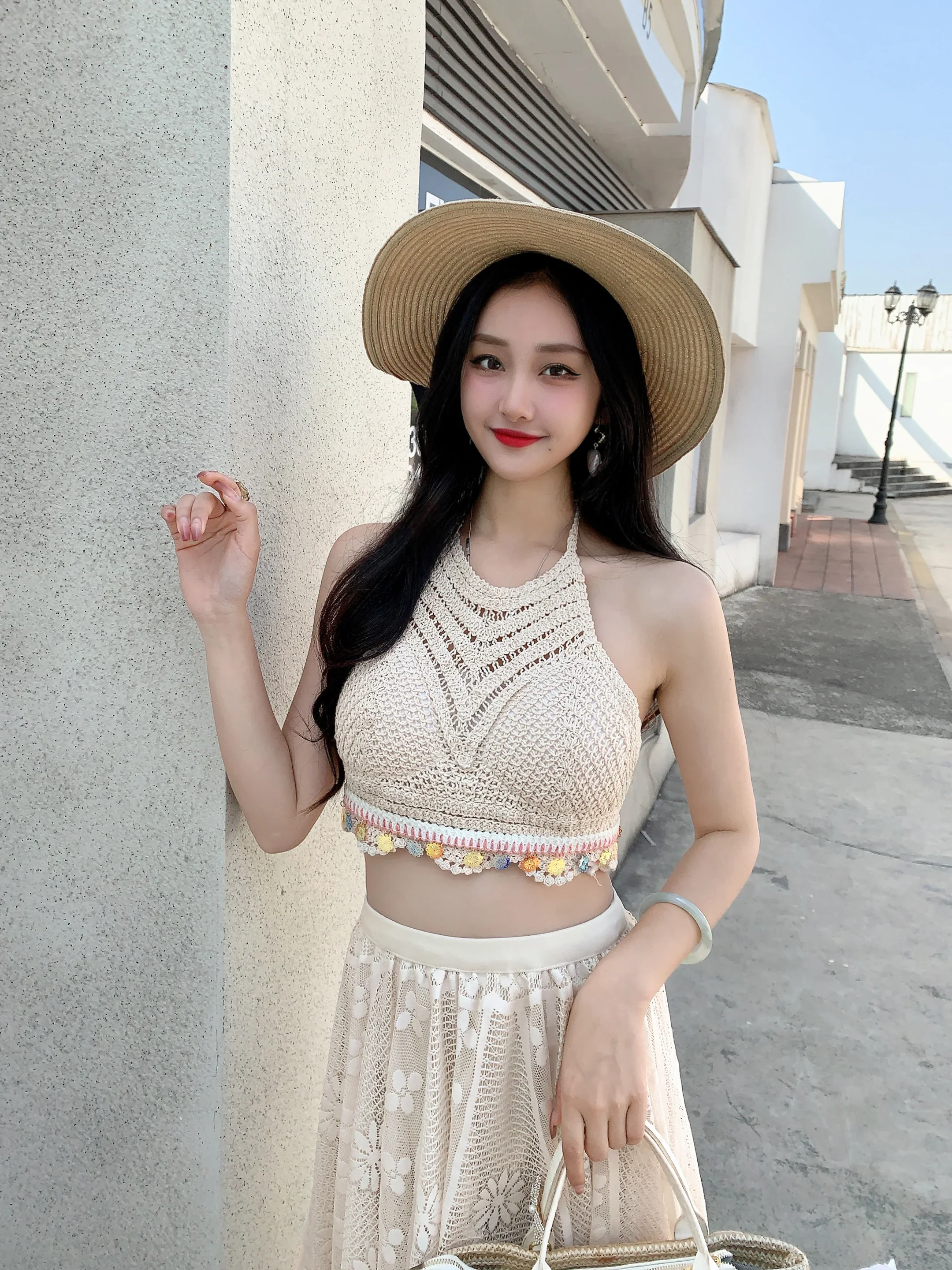 Top de punto de ganchillo con cuello Halter, Top sin mangas con bordado Floral, camiseta sin mangas de punto abierta para mujer, traje bohemio para vacaciones de verano