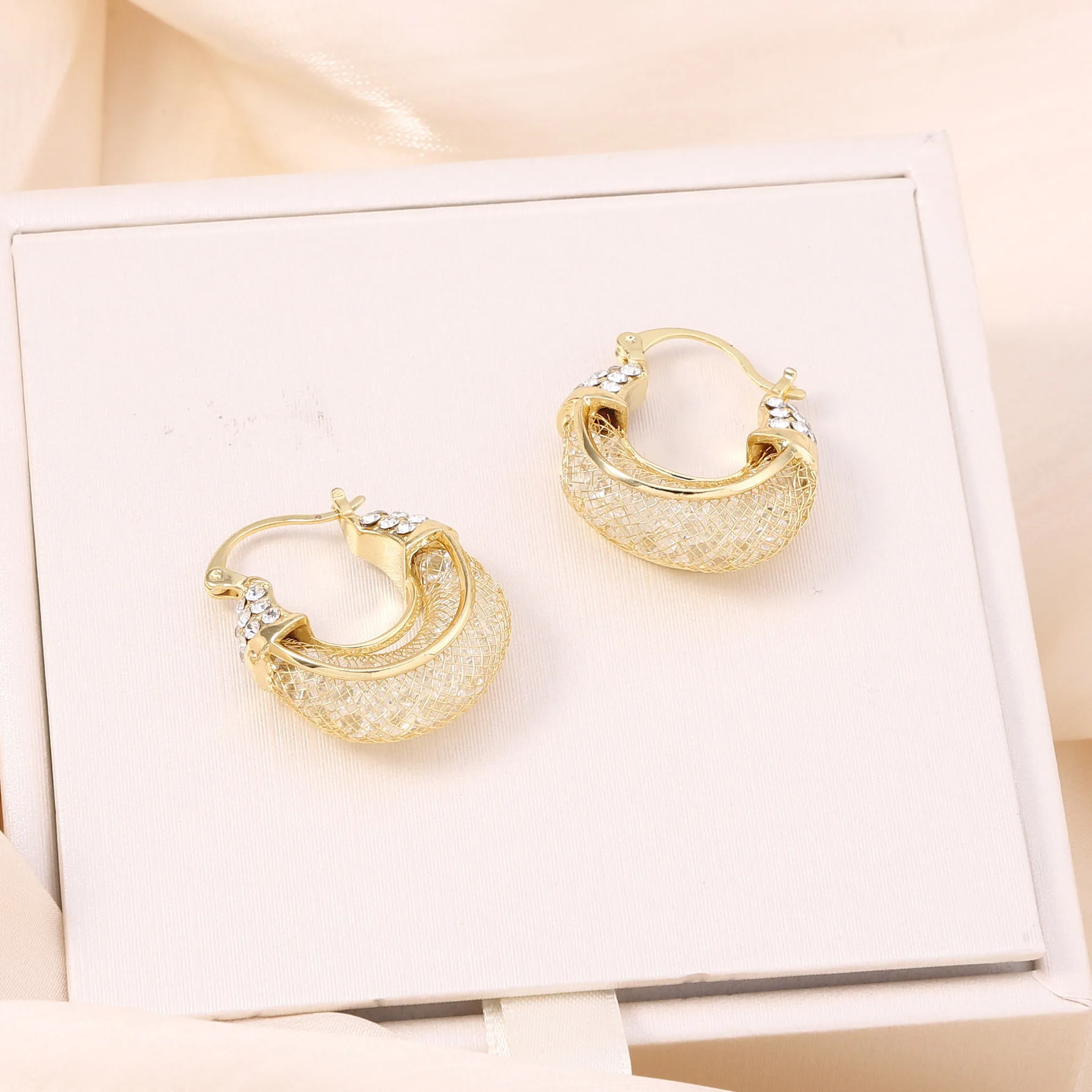 Exquisite light luxury high-end super flash mesh yarn zircon cradle ear buckle, a must-have earring for celebrity banquets
