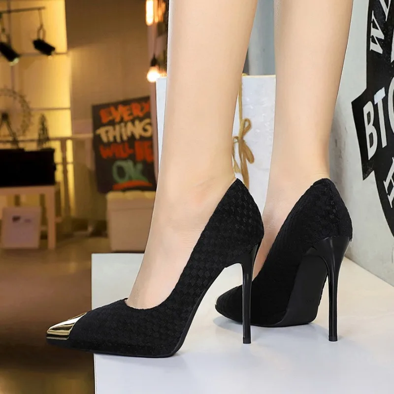 

Повседневные женские туфли-лодочки из нейлона на тонком каблуке 11,5 см с металлическим острым носком без шнуровки с неглубоким носком, очень высокое качество, женская обувь черного цвета
