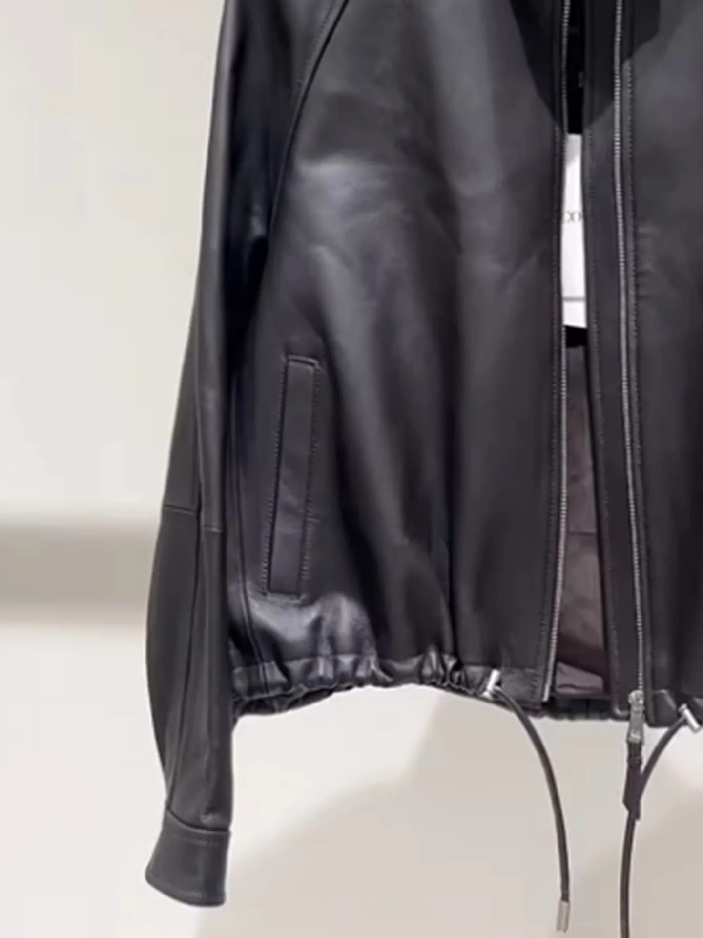 Chaqueta de cuero negra para mujer, estilo motociclista, primavera 2026, adelgazante, para ir al trabajo, a la moda, corte ajustado.