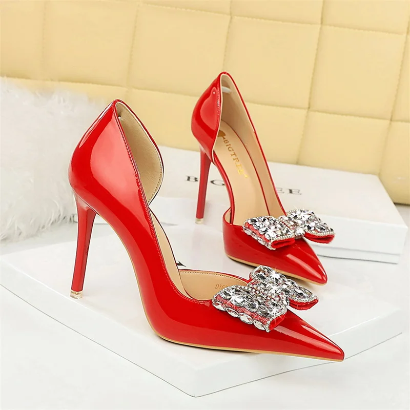 

Banquet Heels Shallow Mouth Pointed Toe Side Hollowed Out Patent Leather Rhinestone Bow Single Shoe Women Elegant Fashion