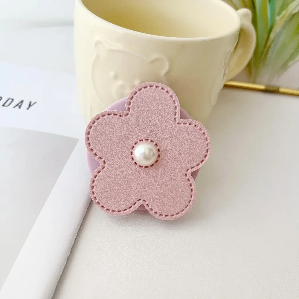 Etui na telefon z imitacji skóry z kwiatem, składany uchwyt dla leniwych, pasuje do magnetycznego uchwytu na telefon iPhone 17