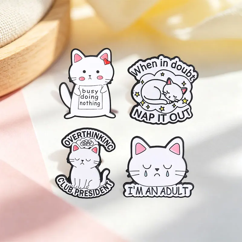 Turbo Granny Glückskatze Emaille-Anstecknadel Kawaii Dreifarbige Katze Geometrische Biene Goldfisch Ente Brosche Reversnadel Taschenanstecker Schmuck Geschenk für Freunde – Detail 16
