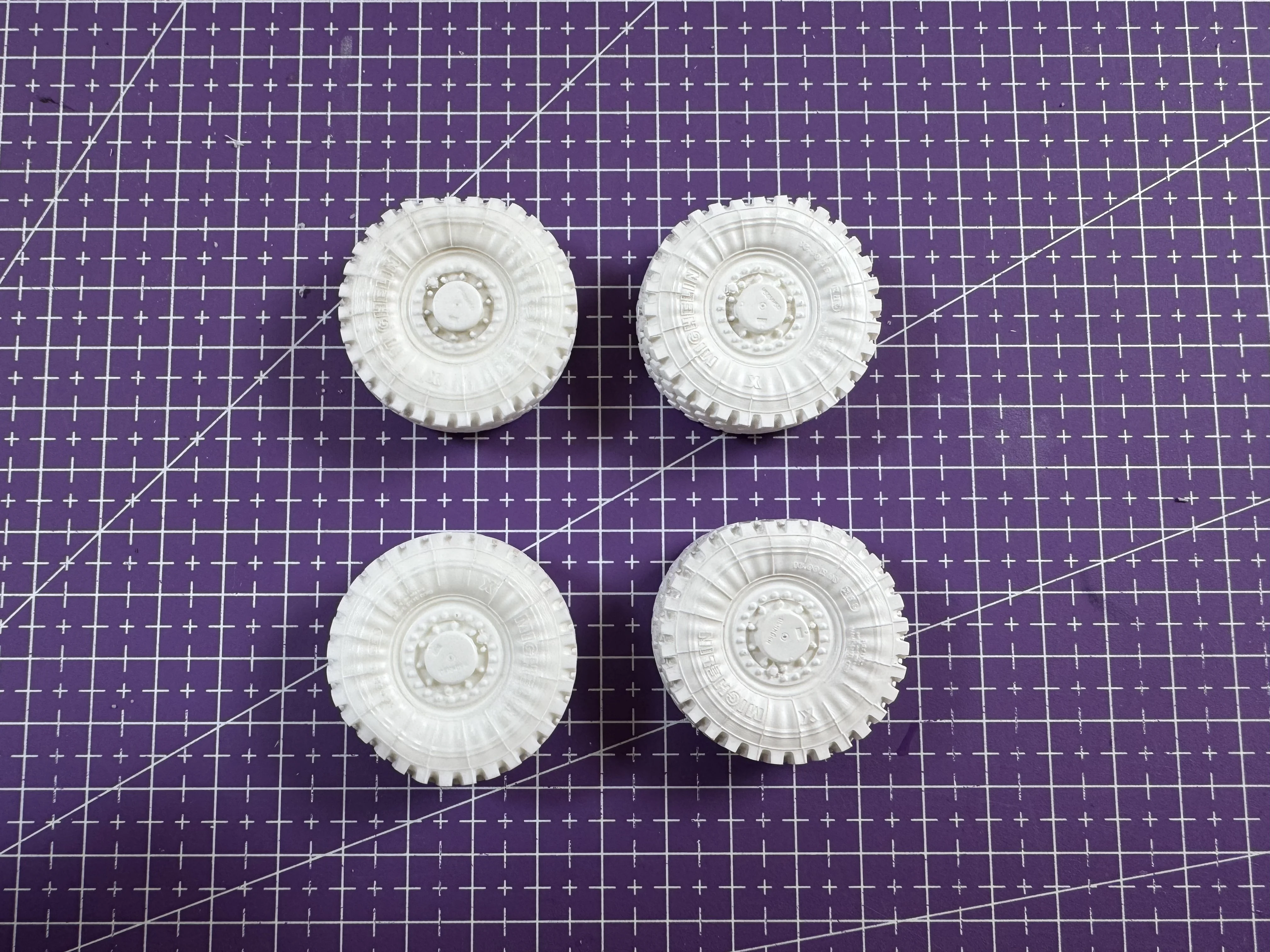 

1:35 Комплект для сборки модели из литья под давлением, GK, полимерное колесо, неокрашенное, требует сборки (MATV)