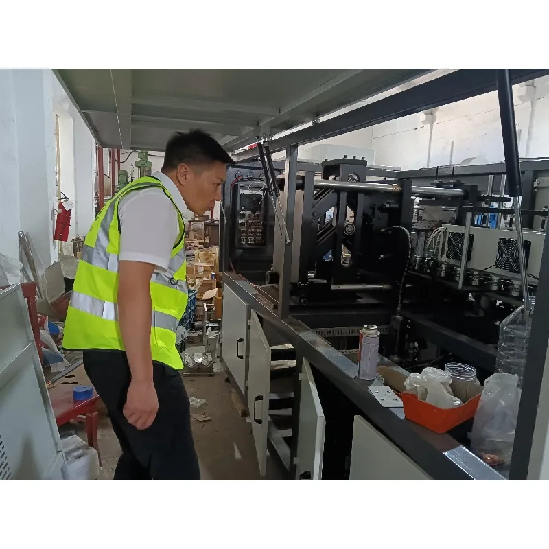 Factory Price Hot Selling 4 Cavity Semi-Automatic Plastic Blowing Machine Factory Manufacturing Machine Bottle Production