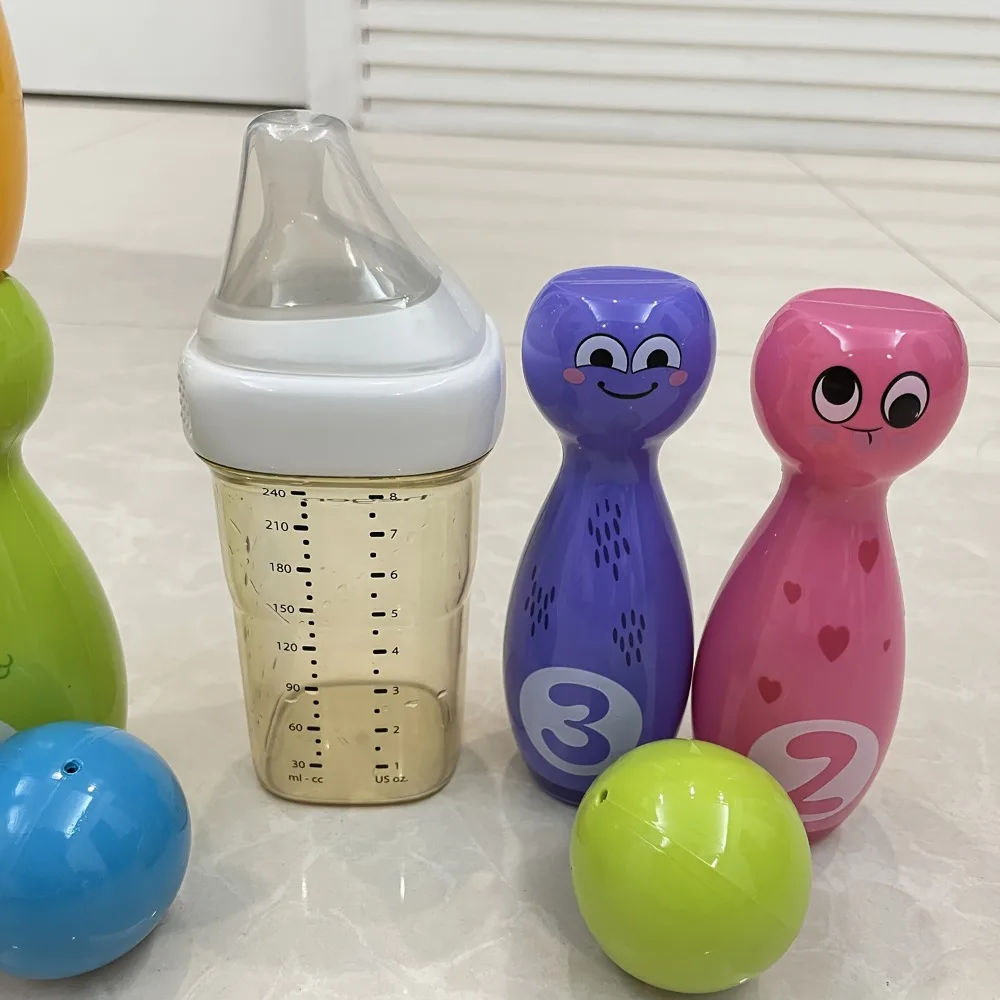 Set di giocattoli da bowling per bambini con espressioni divertenti dei cartoni animati e squisita tecnologia di stampa del tampone, include 10 bottiglie e 2 palline