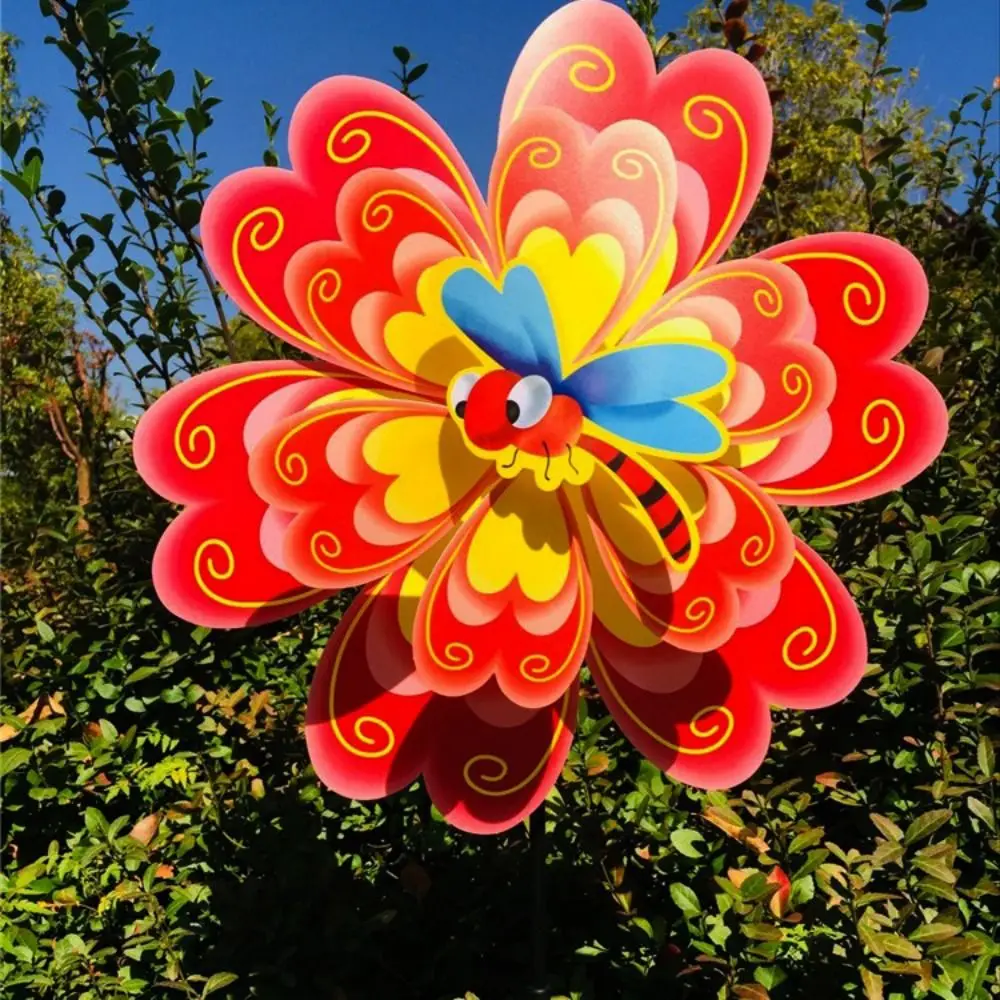 다양한 스타일의 만화 캐릭터, 화려한 전통 풍차, 나비, 벌, 잠자리, 화려하게 회전하는 풍차 장식, 피크닉 장식용 장난감