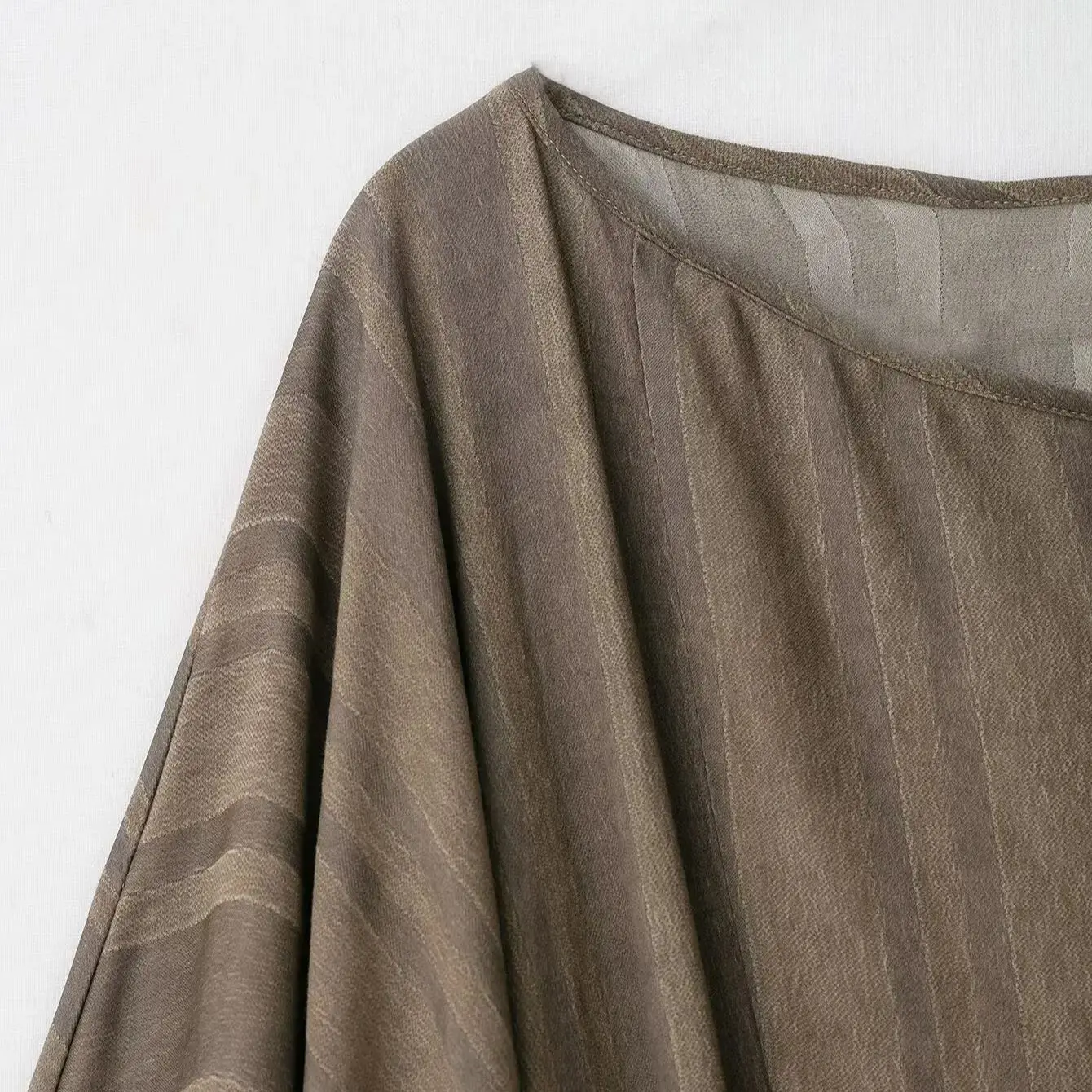 เสื้อคลุมแขนยาวทรงปล่อยลายทางผ้าแจ็คการ์ดเก๋ไก๋สำหรับฤดูใบไม้ร่วงปี 2025 เสื้อผู้หญิงคอวีผูกโบว์ แต่งระบายชายเสื้อ ผ้ารัดรูป ทรงหลวม