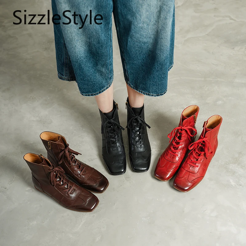 

Стильные женские ботильоны из натуральной кожи с простой строчкой, шнурками крестиком, боковой молнией и удобным низким каблуком.