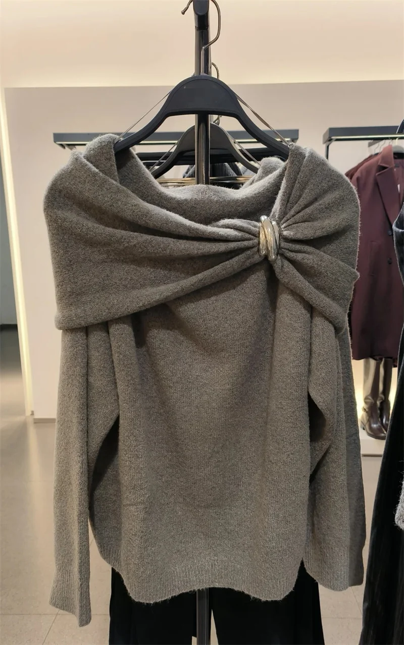 توب نسائي لخريف 2025 وصل حديثًا بلوفر رمادي بأكمام طويلة مكشوف الأكتاف مزين بالمعدن بلوفر متماسك مثير فريد من نوعه