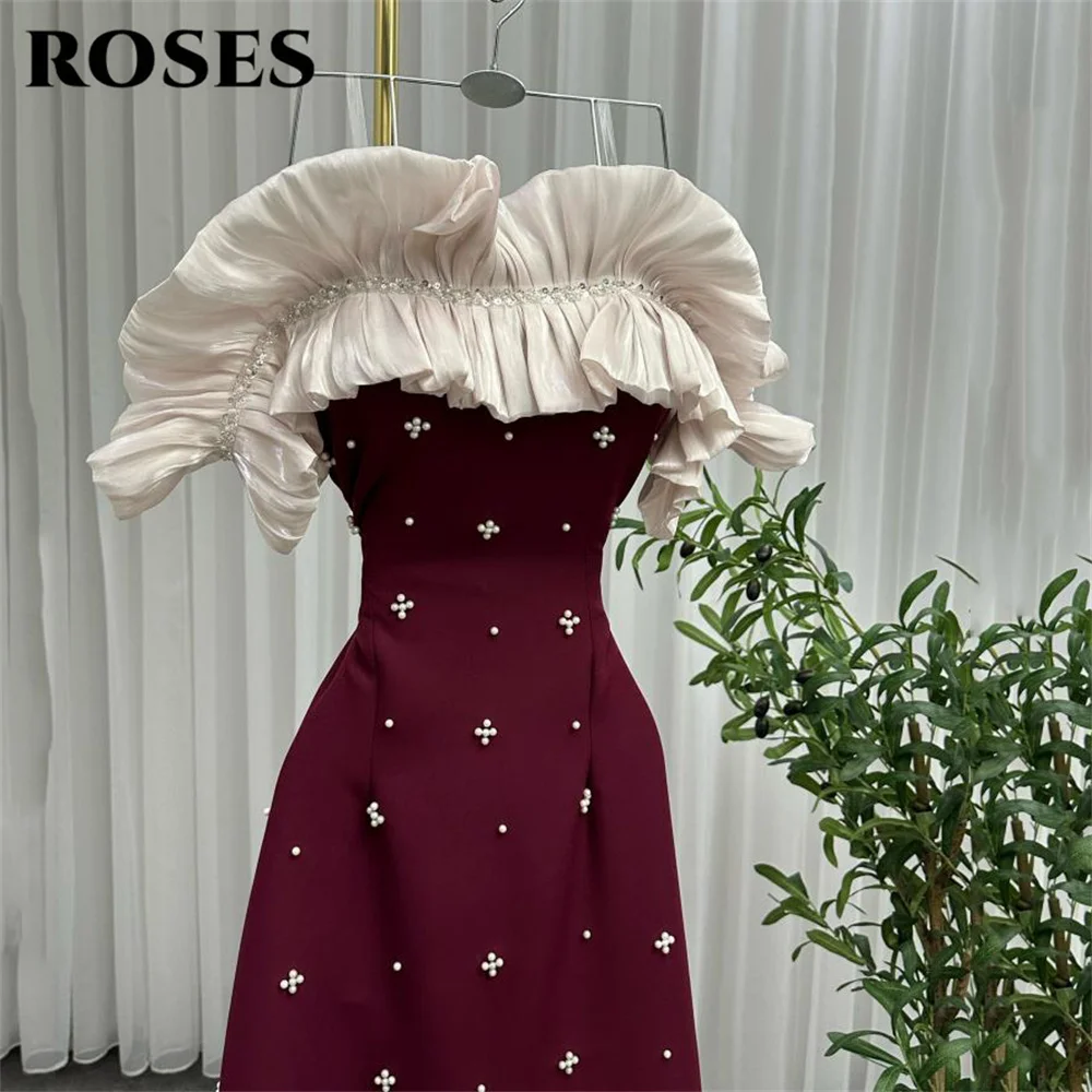 ROSES Burgunderrote Ballkleider, schulterfreies Ballkleid mit Rüschenbesatz und Perlenkreuzverzierungen, Gala-Kleider nach Maß