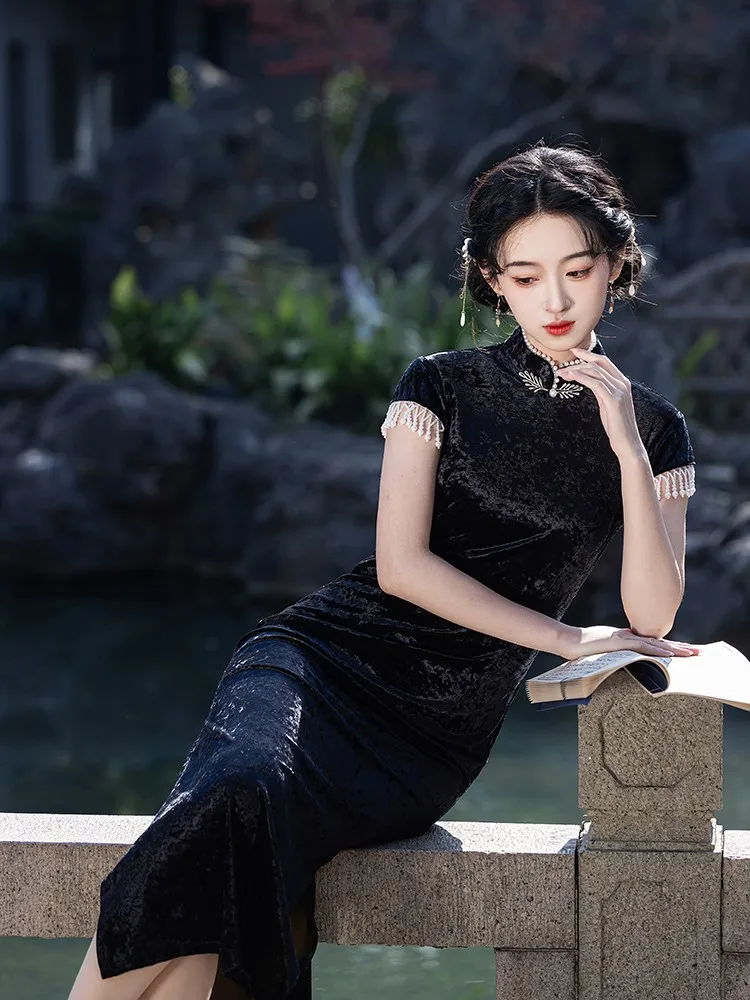 Vestido de banquete elegante de estilo chino largo de terciopelo cheongsam ajustado negro