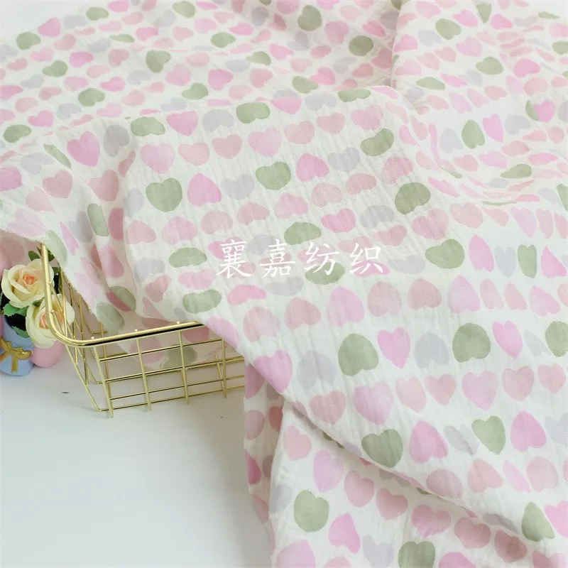 Tecido crepe de gaze de camada dupla clássico pequeno amor crianças mulheres casa almofada de esponja diy material hanrt tecido impresso macio