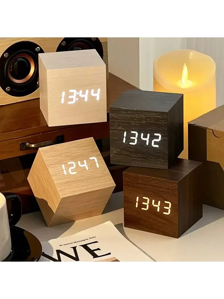 Houten digitale wekker met temperatuurgeluidsregeling Elektronische klokken Desktop USB / AAA-aangedreven Desperadoe LED-nachtkastje - afbeelding 2