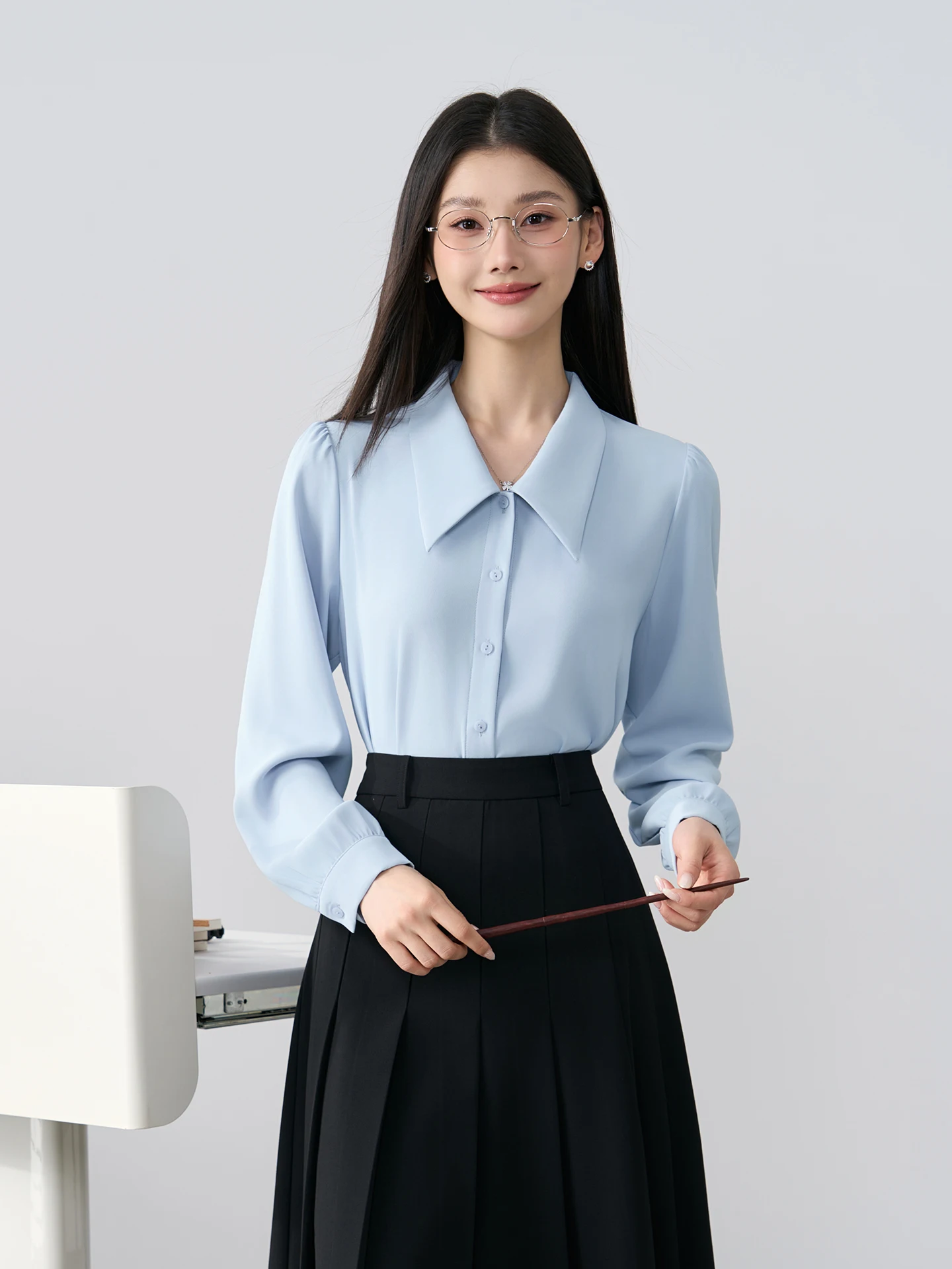 

Синяя женская рубашка с длинным рукавом и V-образным вырезом для делового стиля, работы и собеседований, высококачественный полиэстер