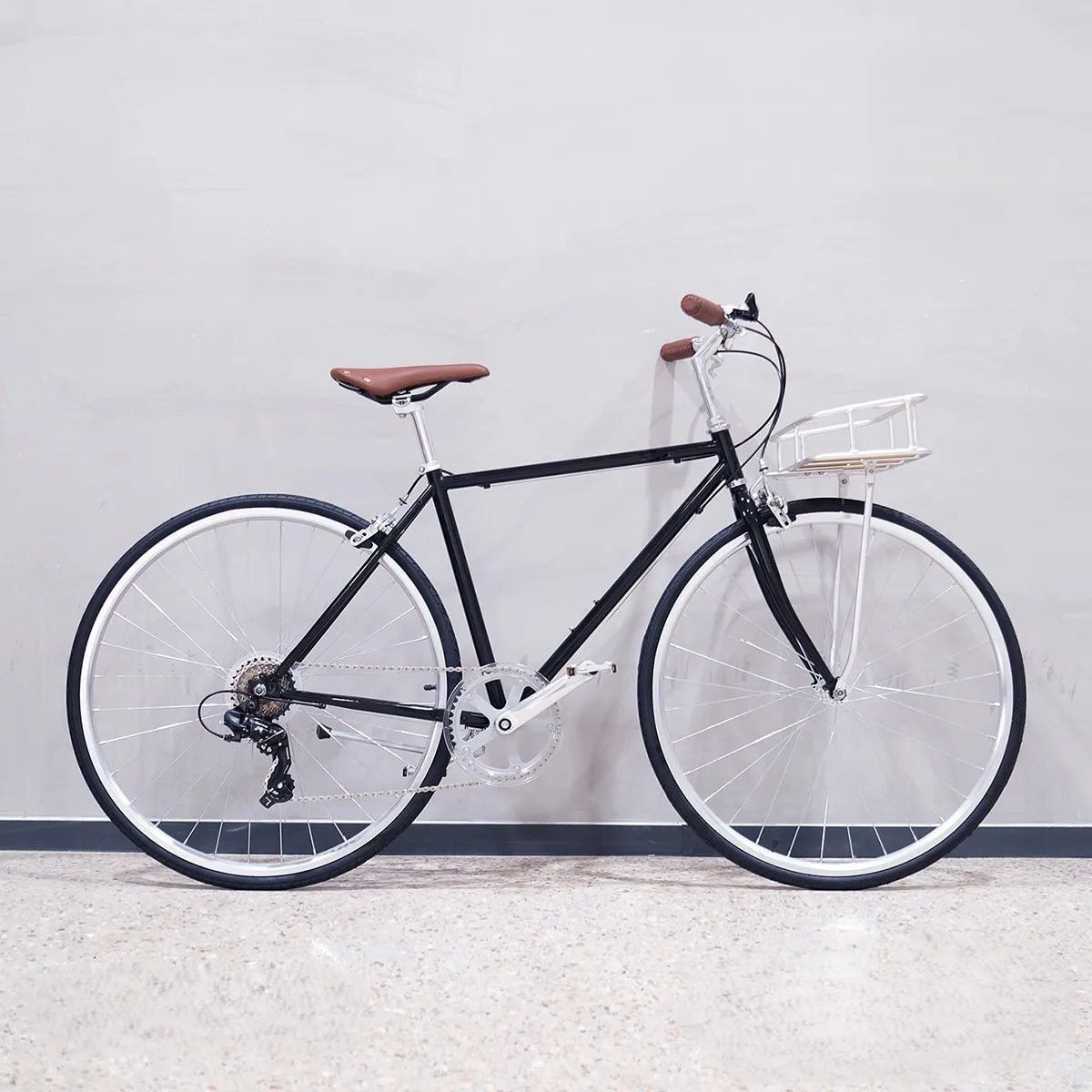 700C City Commuter Bike With Front Basket Single Speed Or 7-Speed Options For Urban Riding Retro Style Urban Bike