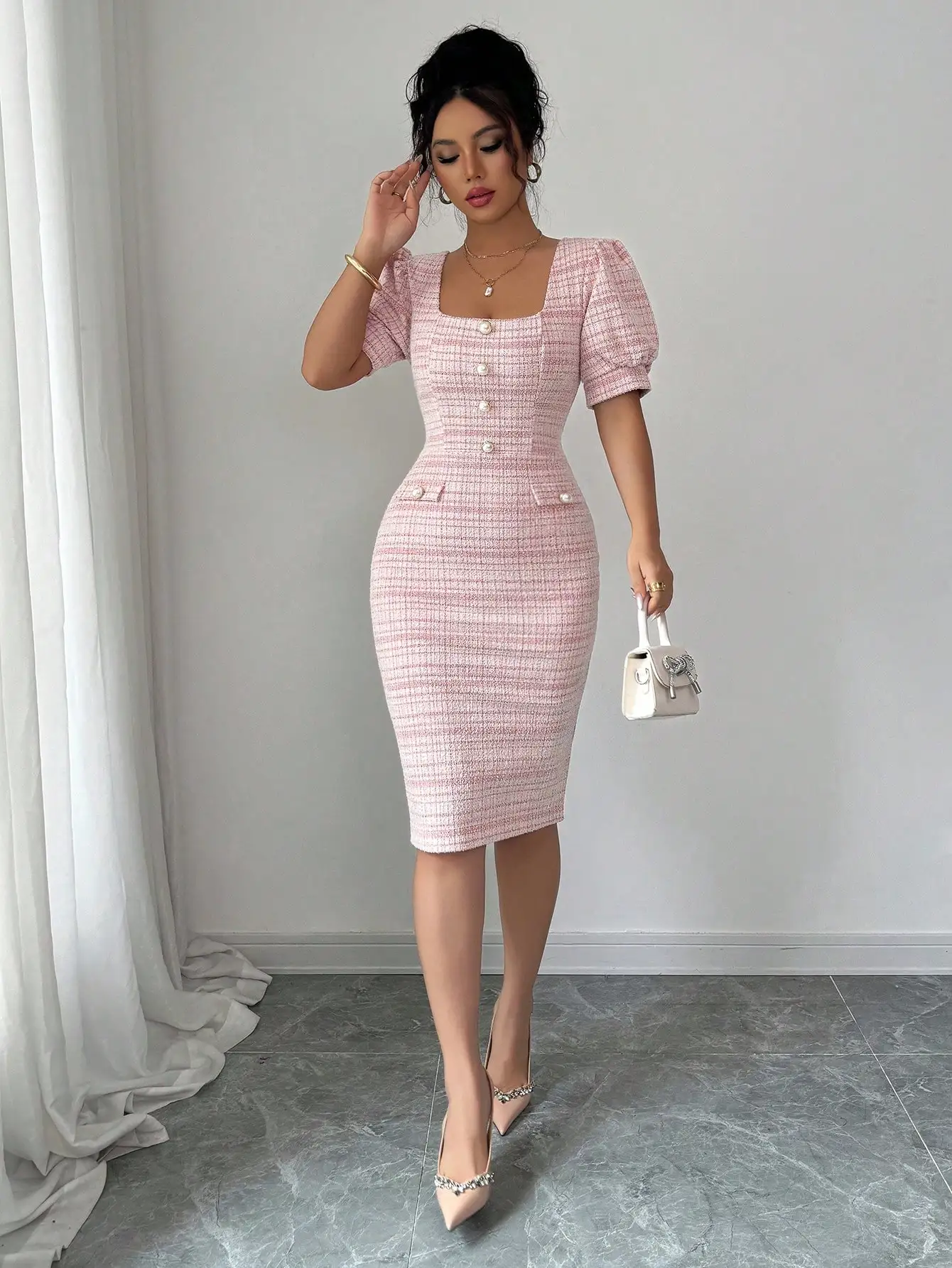 핑크 체크무늬 퍼프 소매 스퀘어넥 핏 미디 드레스 (진주 단추 포함)