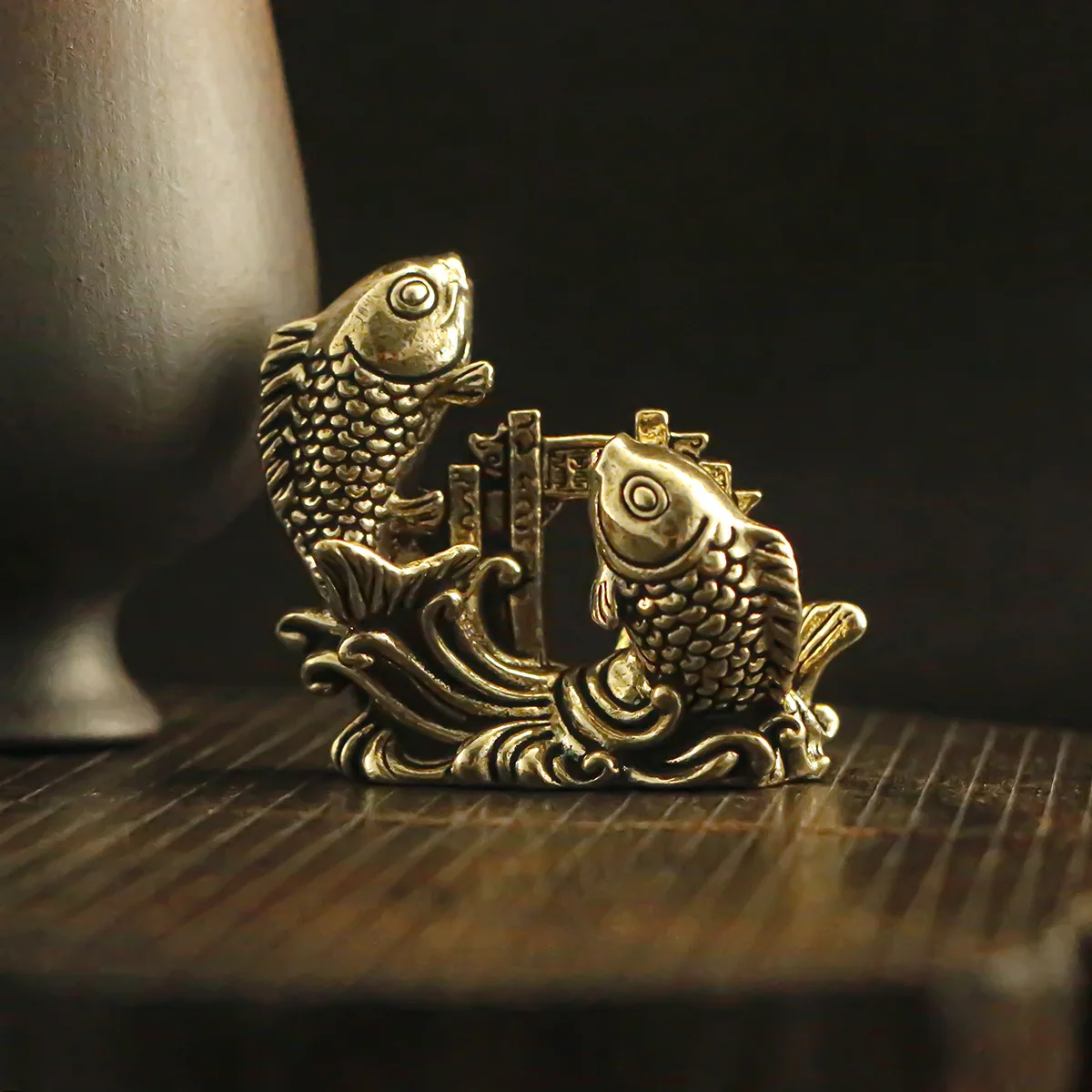 1 Piece of Brass Retro Carp Leaping over the Dragon Gate Copperware Small Ornaments Office desktop Crafts Home Tea Pet