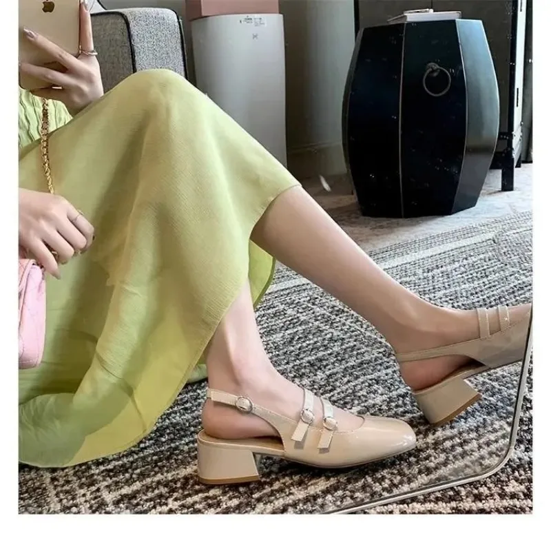  2025 حذاء ماري جينس باللون العنابي بمقدمة مربعة وإبزيم مزدوج من الجلد اللامع بكعب مكتنز مع تصميم جان #3