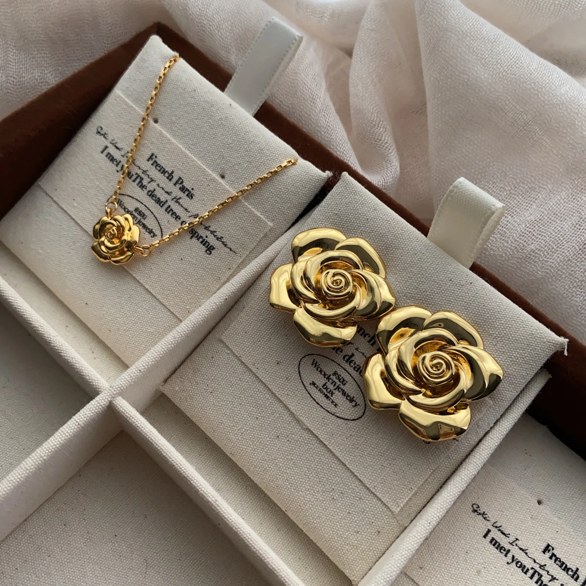

Copper Metal Fashion Gold Color Stereoscopic Flower Pendant Necklace Stud Earrings High Quality Attractive Jewelry Accessories