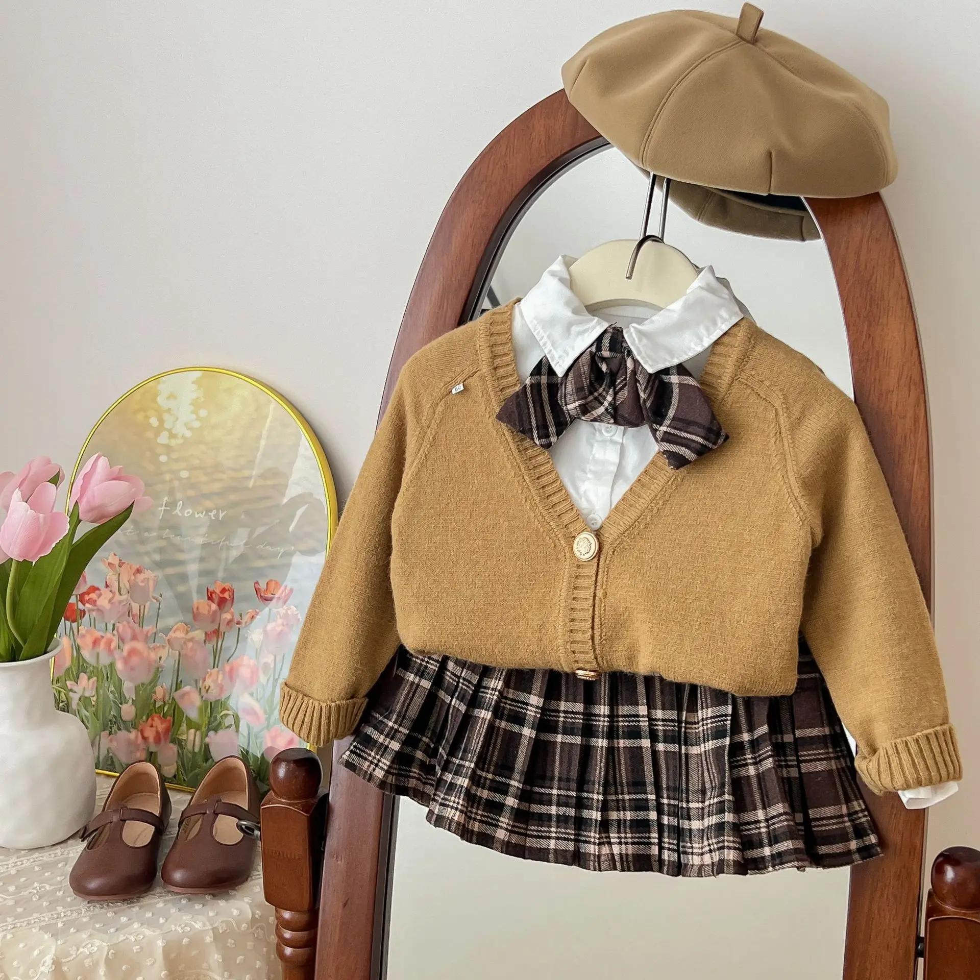 

2024 Autumn Spring Infant Girls Clothes Set College Style Plaid Pleated Skirt Bottoming Shirt Suit V-collar Cardigan Kid Outfits