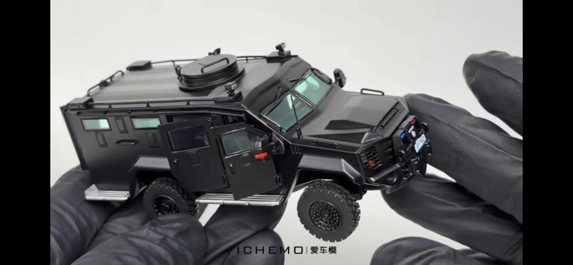 MVA 1:64 Scale Alloy BearCat Armored Vehicles With Doll Model