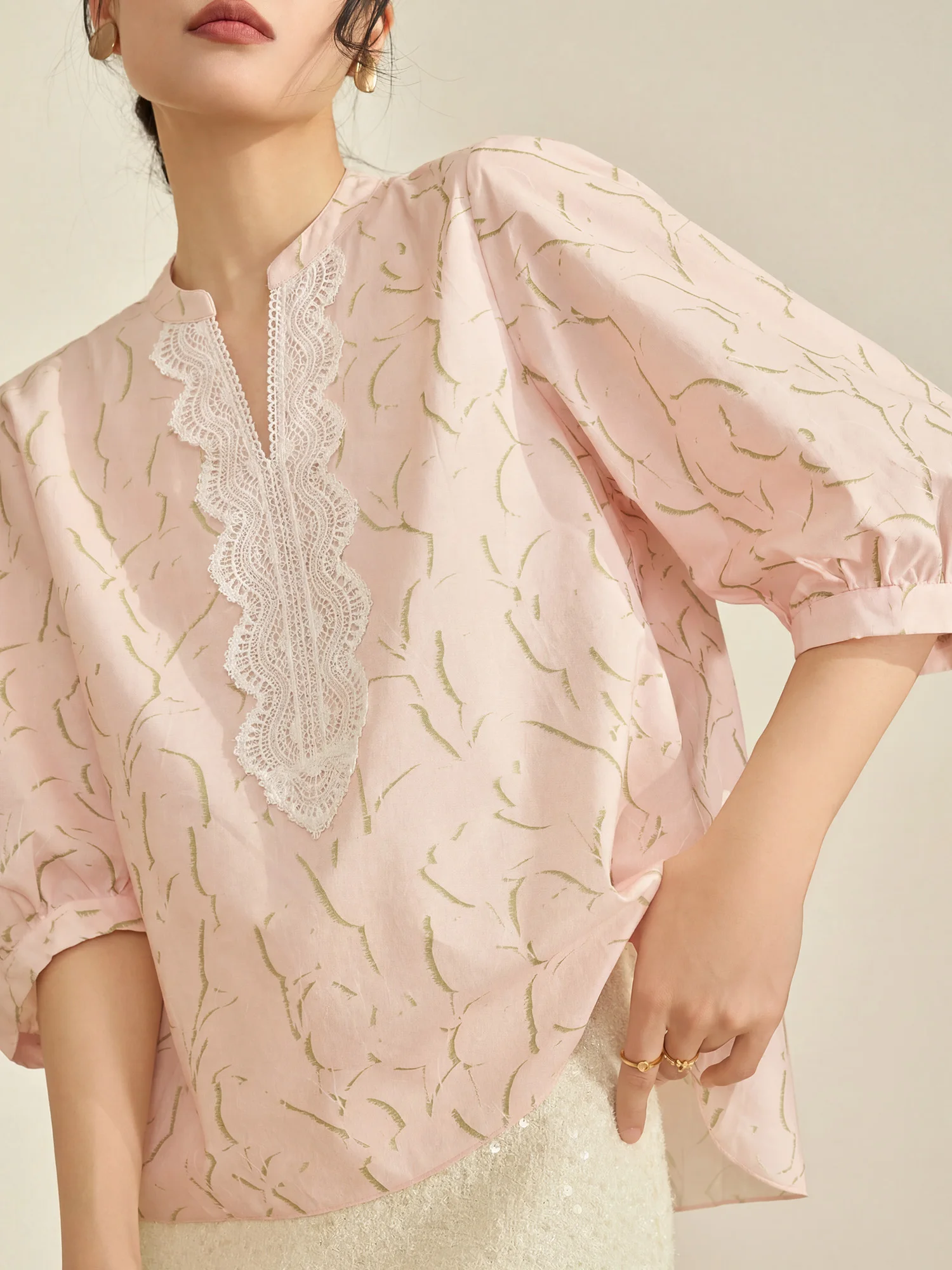 

Женская блузка Flowing Era с розовой кружевной вышивкой, V-образным вырезом, дышащая, повседневная, модная, летняя новинка, из полиэфирного волокна