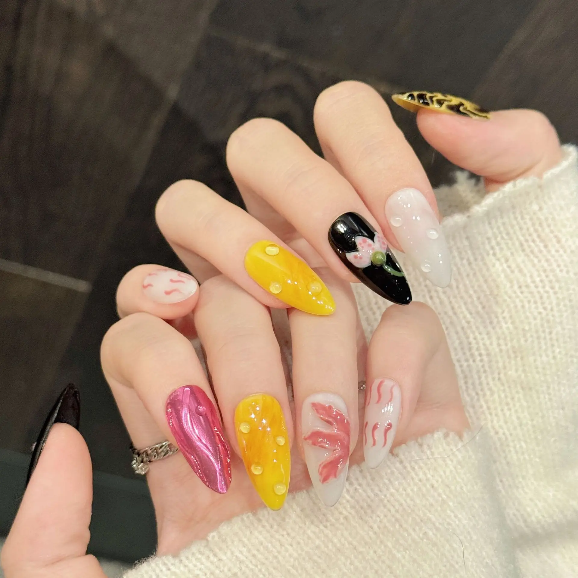 10개 수제 프레스온 네일 플로럴 골드 글리터 미디엄 아몬드 디자인 여성용 가짜 손톱 4종 도구 접착제 포함