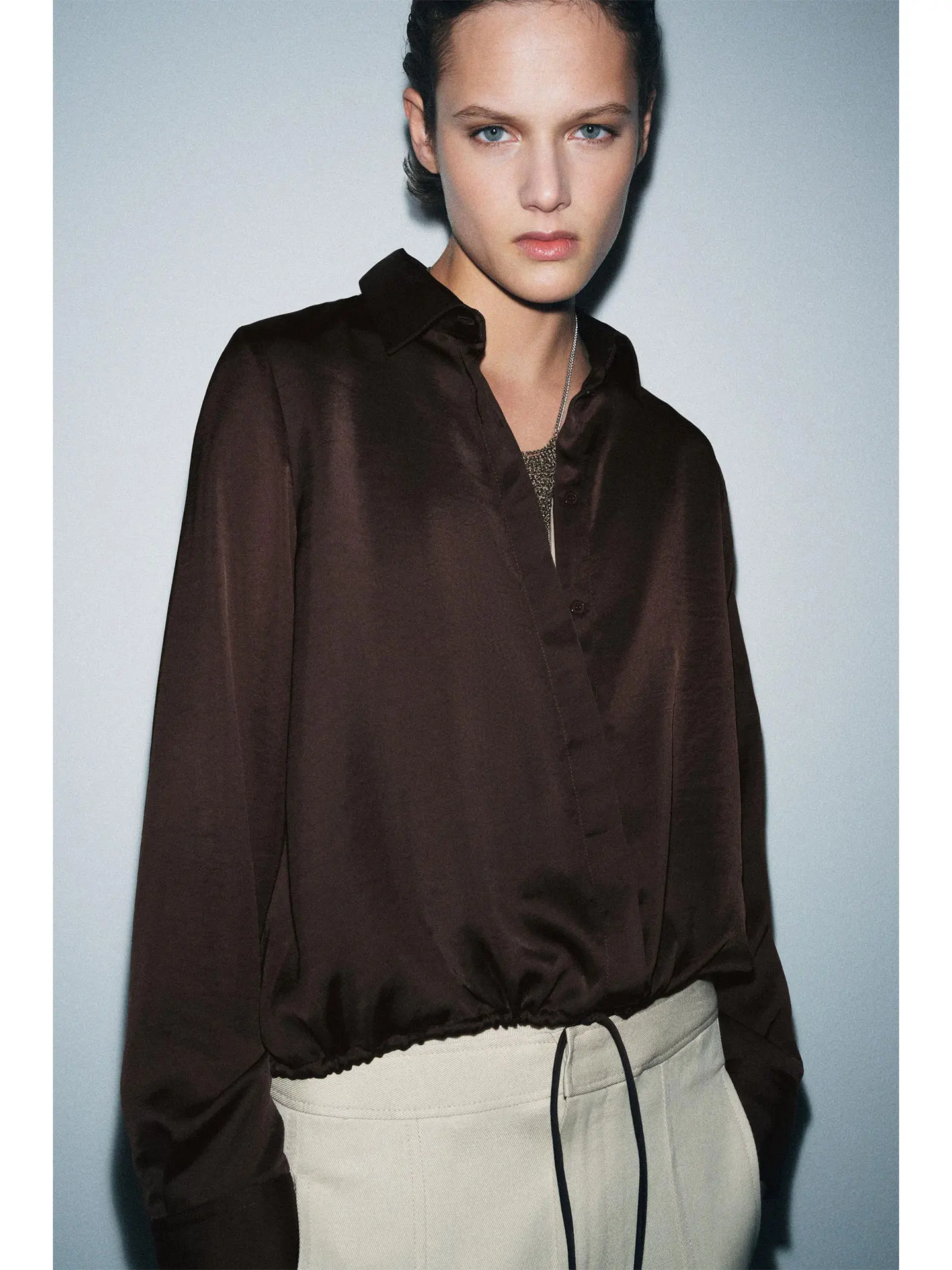 

Весна 2026: Уникальная модная повседневная женская рубашка с длинным рукавом из шелковистого атласа, свободного кроя, с завязками, из смесового материала.